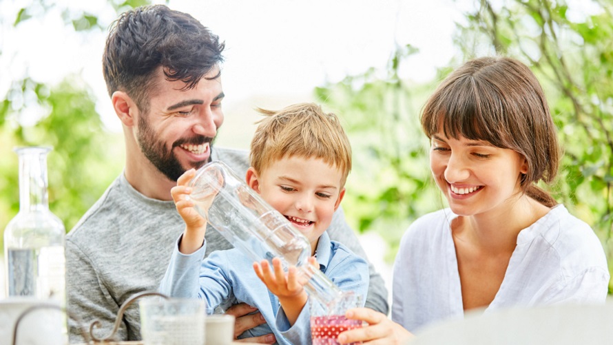 Mutter, Vater und Kind frühstücken Mutter, Vater und Kind frühstücken
